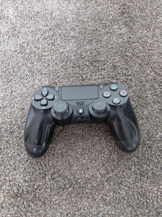 Vând ps 4 slim (pentru piese) si o maneta perfect functionabila