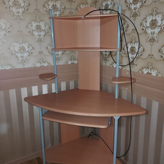 Стол для компьютера в отличном состоянии