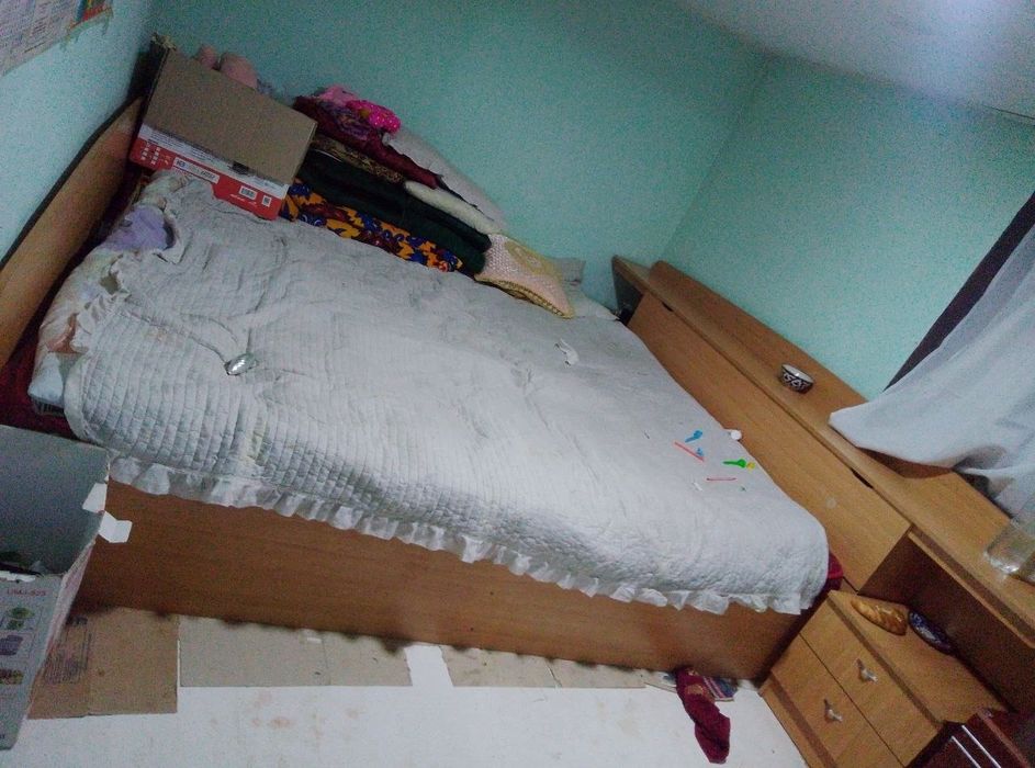 Спальня диван сотилади