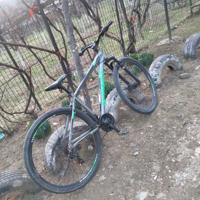 Bicicleta of roade cât și de strada