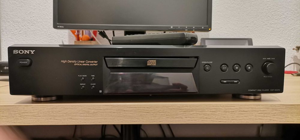 Продавам SONY CDP-XE370