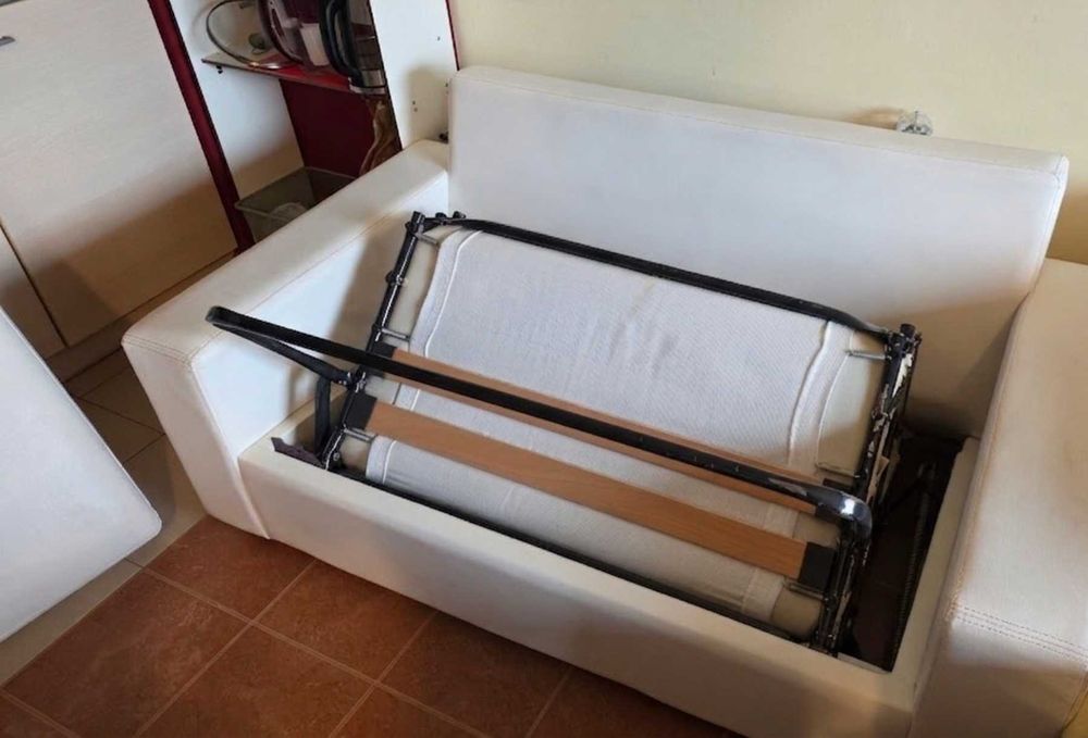 Разтегателен бял кожен диван (кожен - еко)