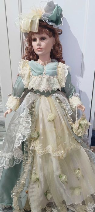 Păpușă de porțelan