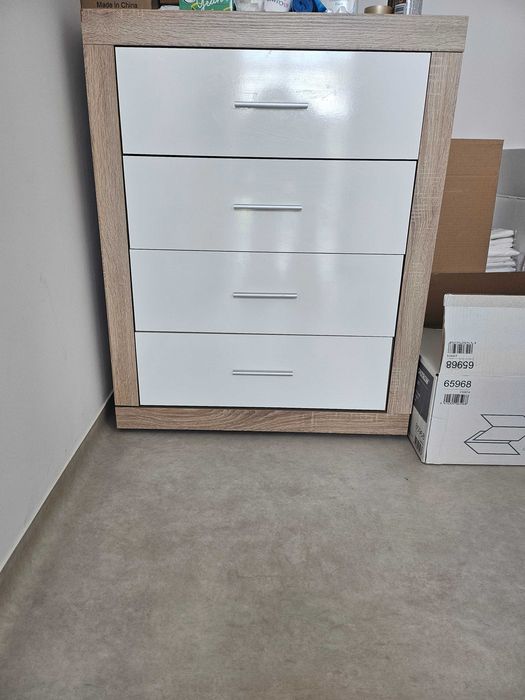 Comoda ingusta 4 sertare