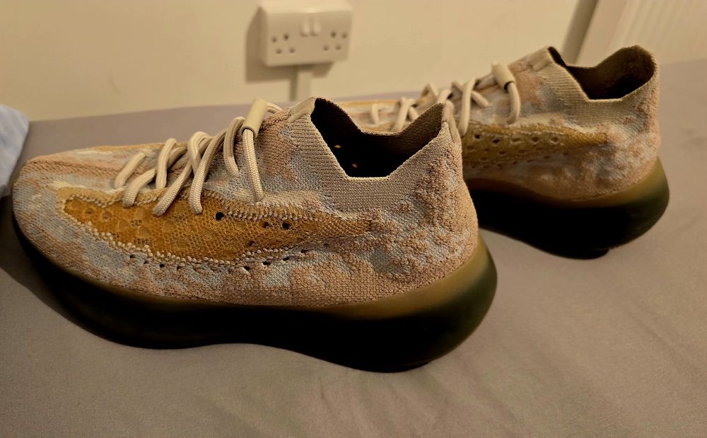 Vând Adidași YEEZY, purtați o singură dată, ca noi