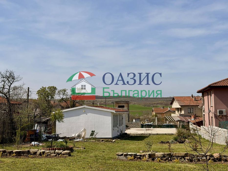 Топла къща 32 кв. + фундамент 80 кв., парцел 947 кв. село Порой,