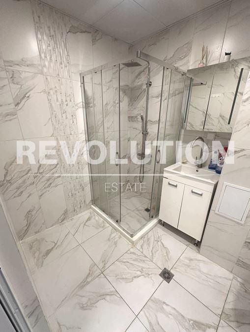 Тристаен апартамент в района на Базар Левски!