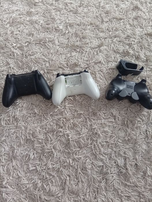 Trei controlăre la schimb pe unul funcțional de xbox