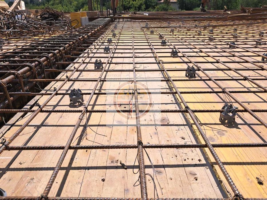 Distantier placa cu 4 picioare