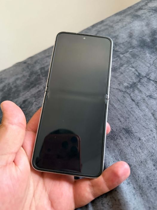 Продавам Samsung Z flip 6 много гледан и пазен