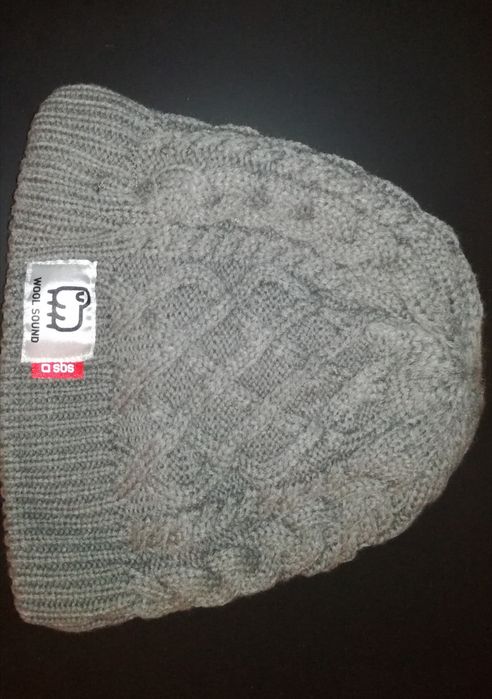 Зимна вълнена шапка