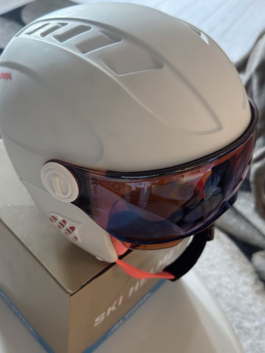 Сноуборд с автомати и каска