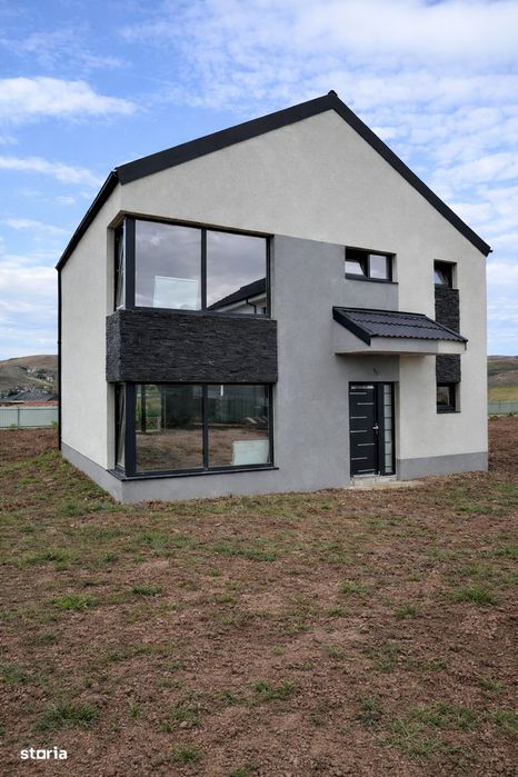 Casă nouă -  individuală de vânzare cu priveliste spre lac.