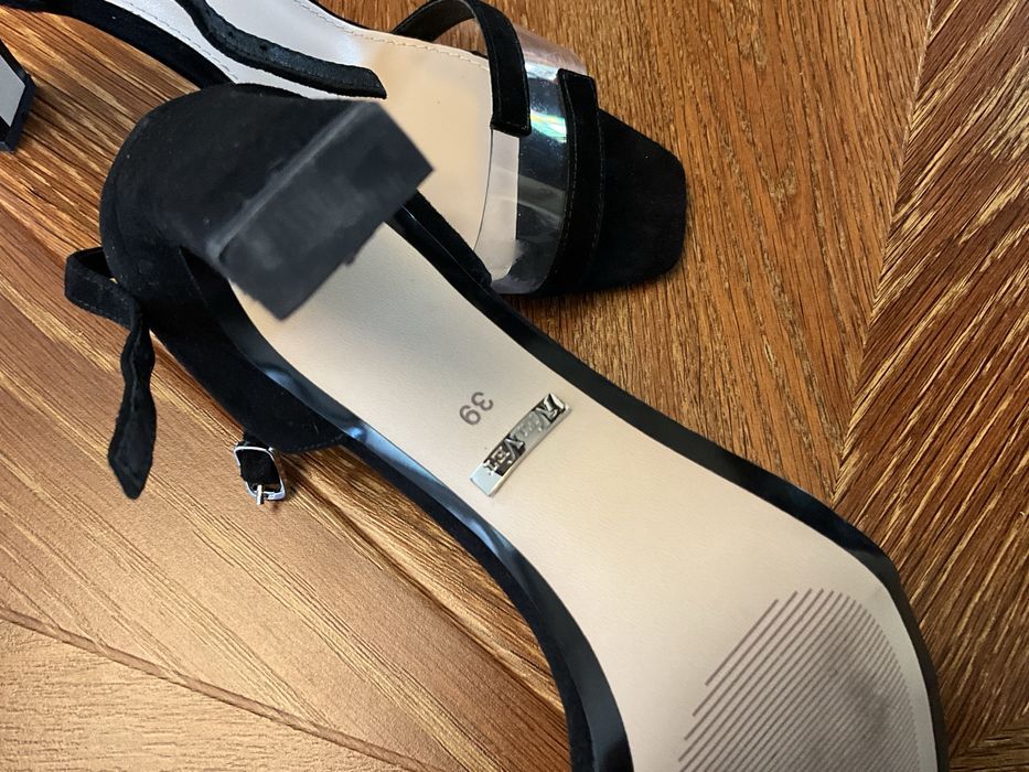 Босоножки на каблуке