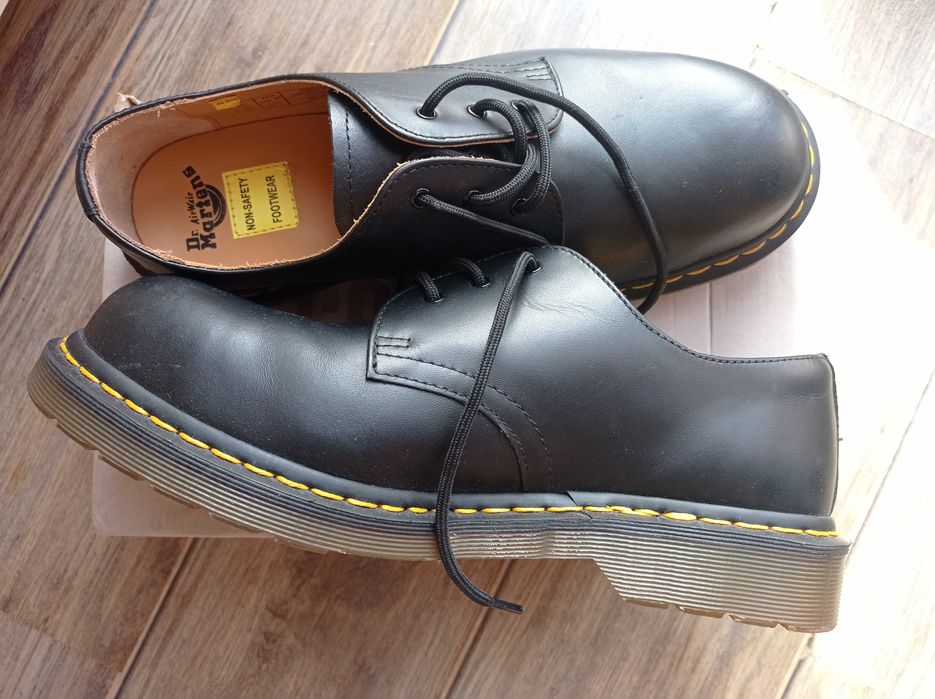 UK9.5 Нови Обувки Dr. Martens Black