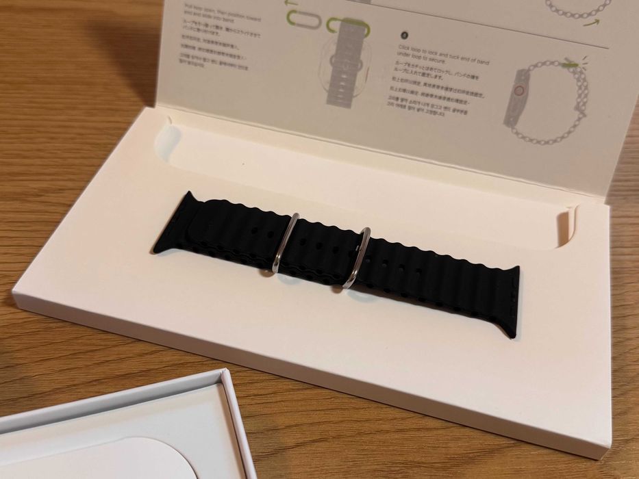 Apple Watch Ultra 2 49mm - Titanium Case / Black Ocean strap