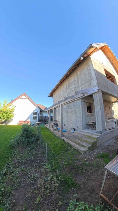 Casă + anexă locuibilă în curte