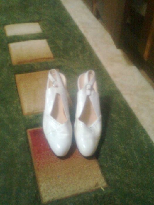 Продаются белые туфли с бантиком