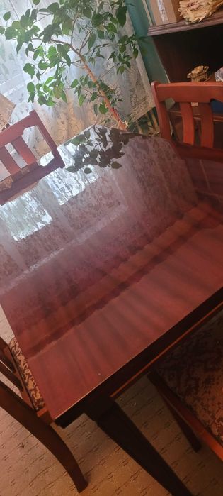 Set masa  extensibila si 4 scaune  din lemn masiv stare perfecta