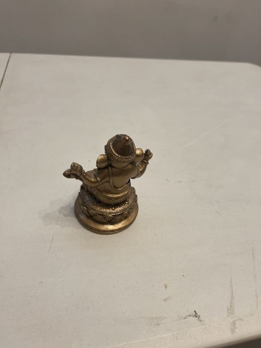 Elefant cu patru brate neutilizat dintruo piatra foarte rezistenta