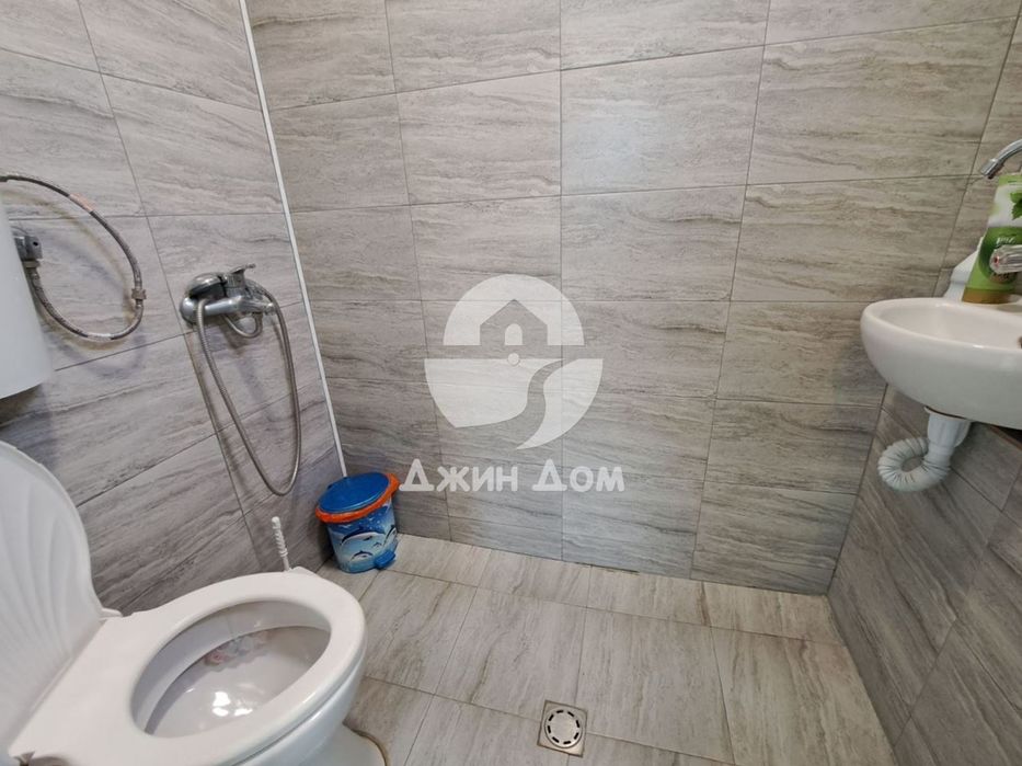 Едноетажна къща с двор в с. Черноград