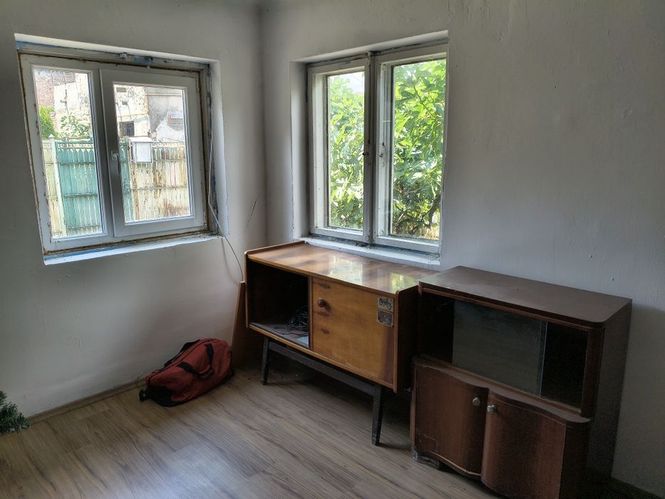 Ofer spre vânzare casa locuibilă situată în municipiul Ploiești, str. Rarău, într-o zonă liniștită, cu acces facil, la aprox 20 de minute de Gara Sud.