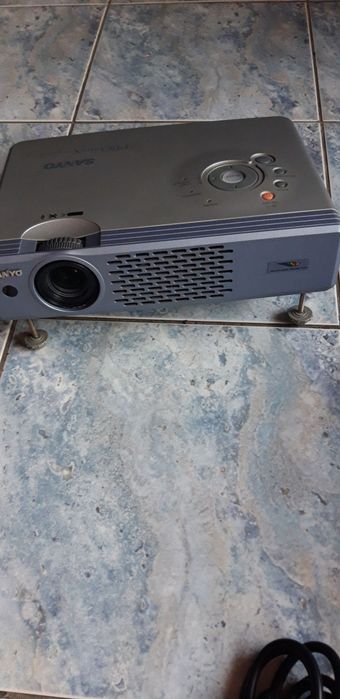 Proiector Sanyo în stare foarte bună