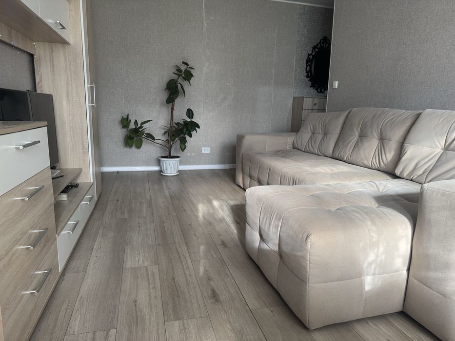 Продам квартиру трехкомнатную