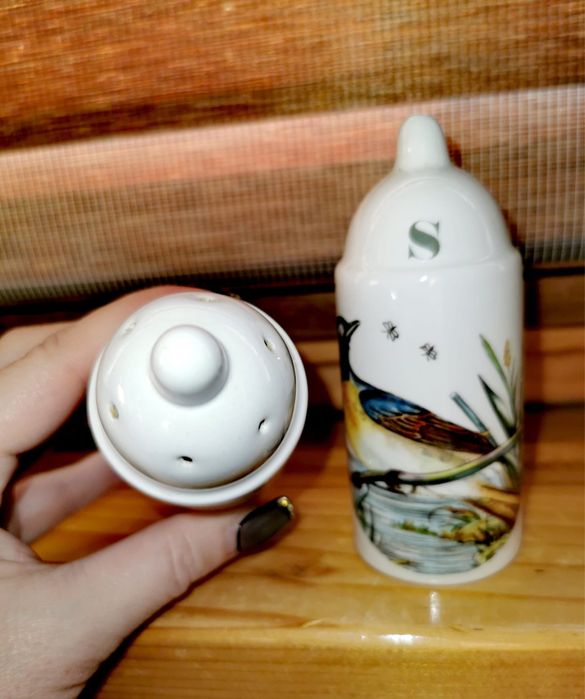 Порцеланов комплект сет сол и пипер солница и пиперик ръчно рисувани.