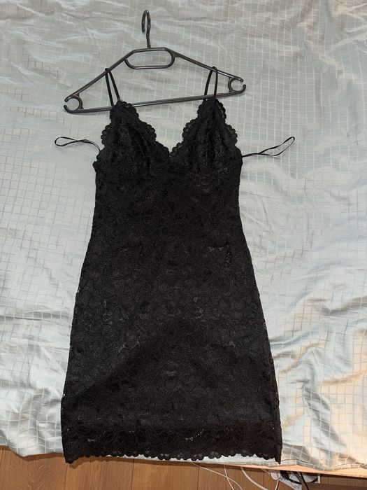 Нова - Малка черна дантелена рокля Zara