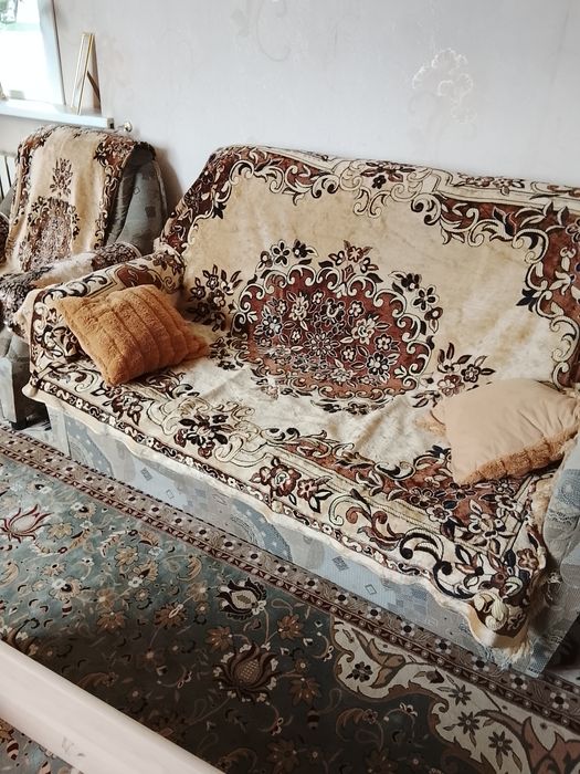 Диван с двумя креслами