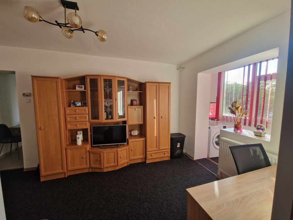 Vând apartament cu 3 camere, semidecomandat, etaj 1