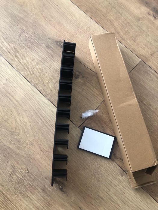 Поставка за шапки