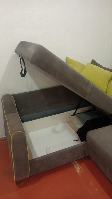 Угловой диван с ящиками.