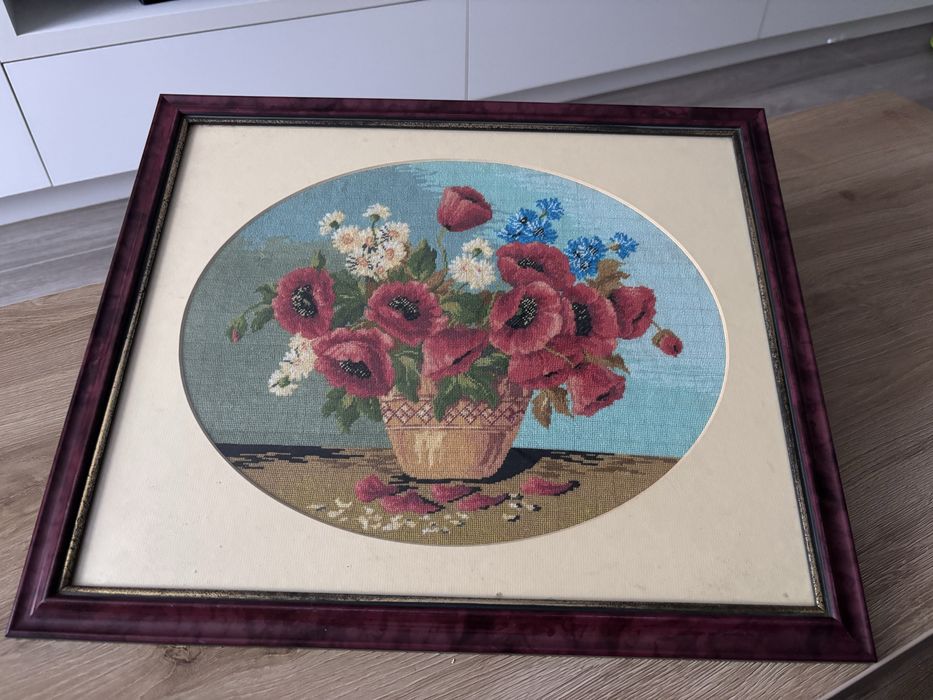 Tablou brodat manual – coș cu flori, piesă vintage de 30 de ani