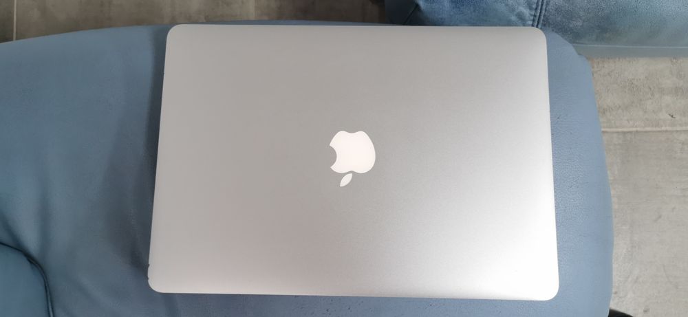 MacBook Air  intel core i5 8GB Ram 256 GB  SSD.