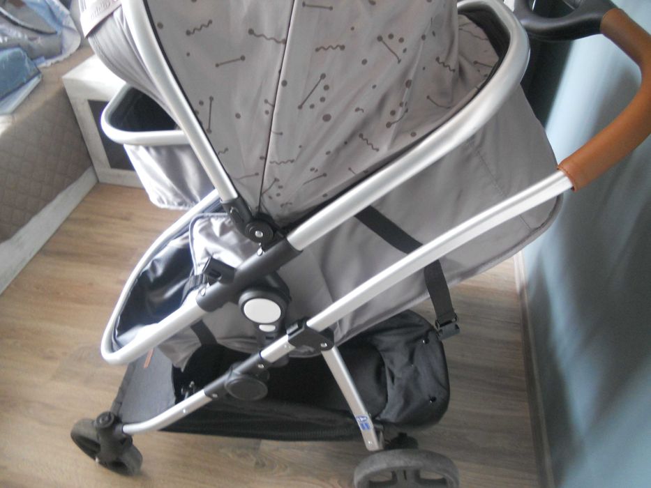 Детска количка за близнаци.