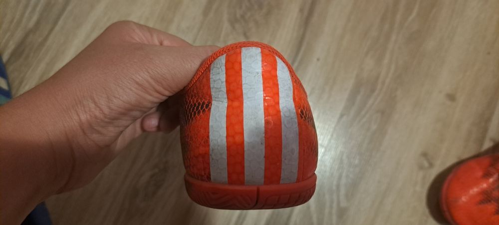 Футболни обувки adidas