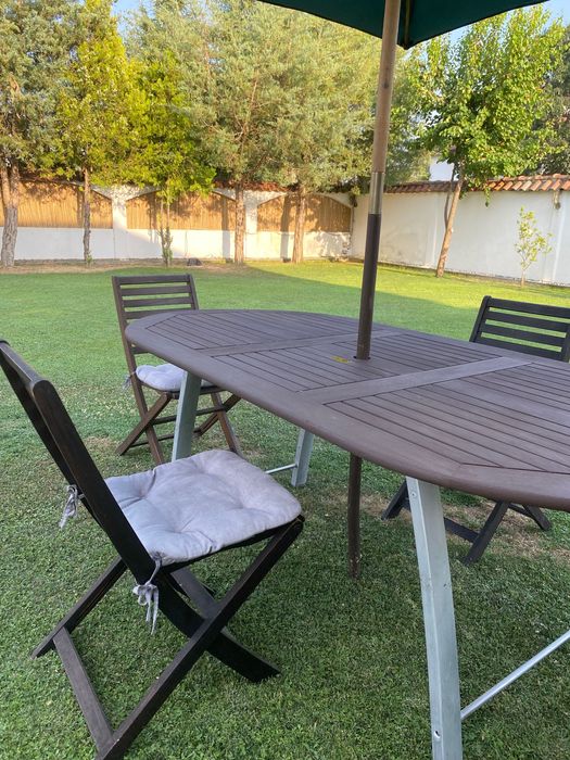 Градинска маса със столове и чадър