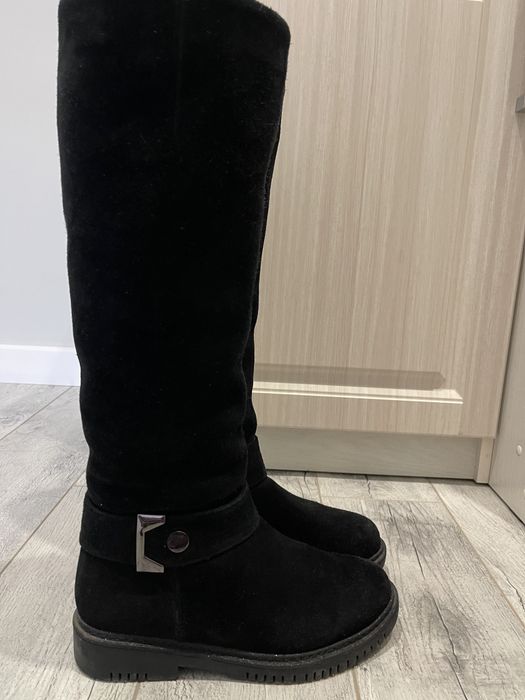 замшевые сапоги.