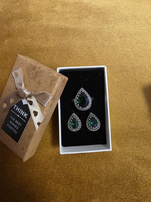 Kumush Serebro sotiladi.Продается серПродается серебряное кольцо.
Каче