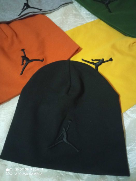 Шапки          12 лв.