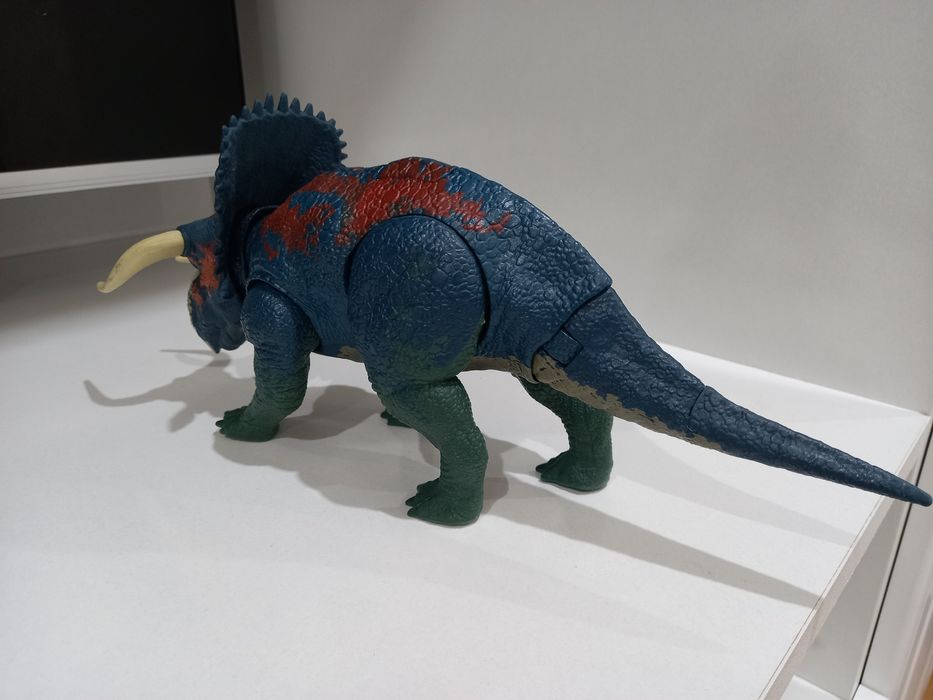 Продам Фигурку динозавра
