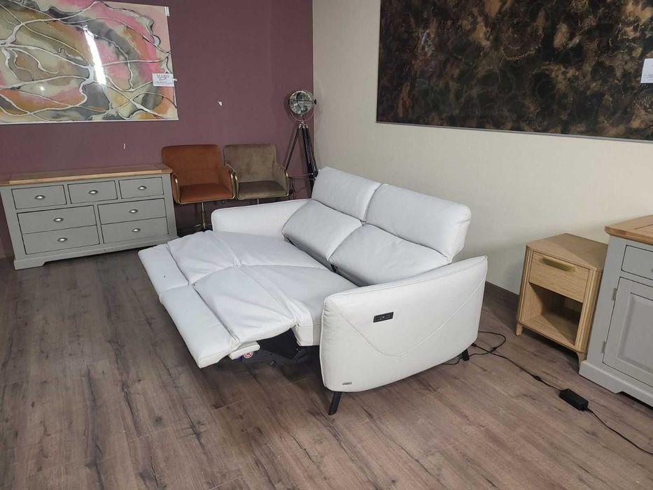 Светло сив кожен диван тройка Natuzzi с електрически релаксиращ механизъм