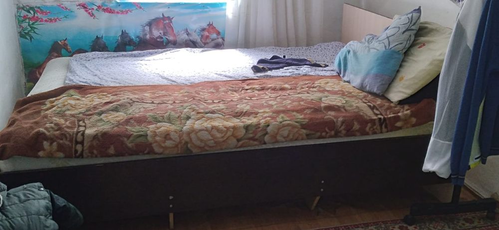 Продам 2х спальную кровать с матрасом