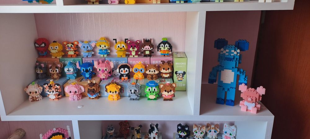 Стеллаж с коллекцией конструктора bricks