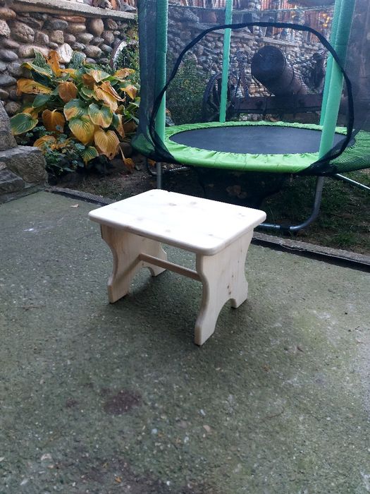 Дървено столче...