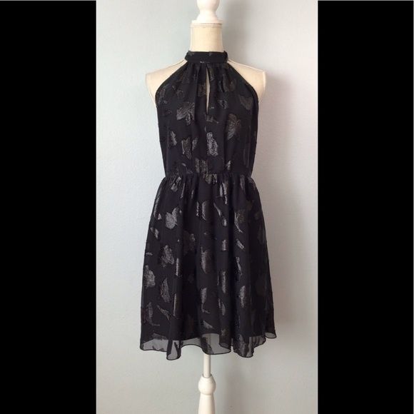 Блестяща рокля с гол гръб