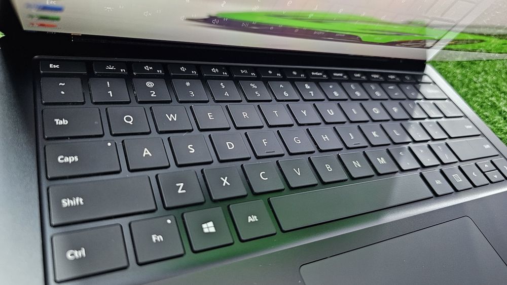 Surface - yengil ixcham jiddiy olib yurushga eng porfessional laptop!