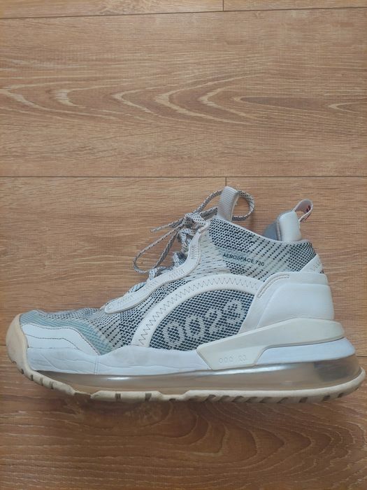 Vând o pereche de adidasi aerospace 720